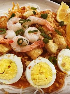 A picture of Easy Pancit Palabok (Filipino Rice Noodles).