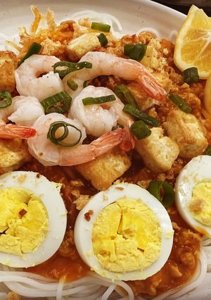 A picture of Easy Pancit Palabok (Filipino Rice Noodles).