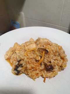 Una foto de Arroz con pollo marinado y camagrocs