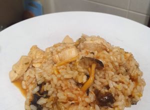 Una foto de Arroz con pollo marinado y camagrocs