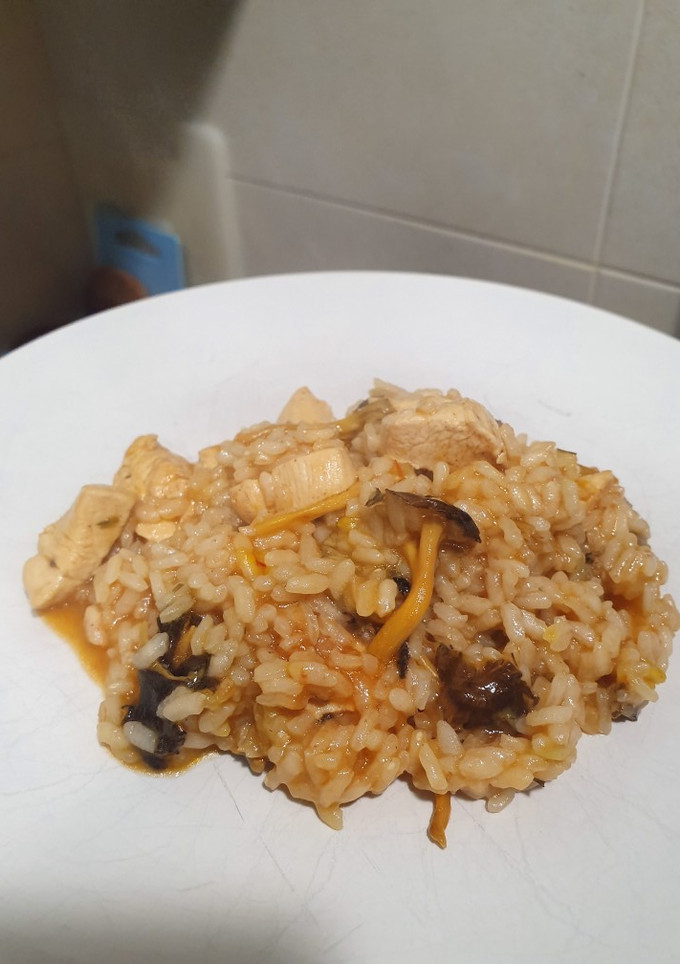 Una foto de Arroz con pollo marinado y camagrocs
