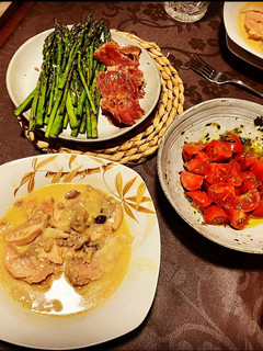 Una foto de Pavo relleno de frutos rojos en salsa y guarnición de trigueros y tomate con albahaca 🌿