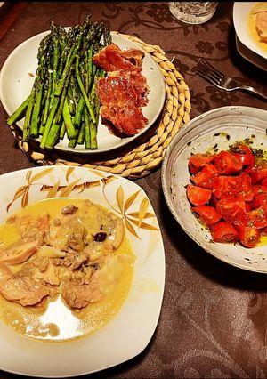 Una foto de Pavo relleno de frutos rojos en salsa y guarnición de trigueros y tomate con albahaca 🌿