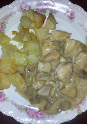 Una foto de Pollo al champiñon con papas a la manteca