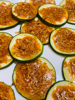 Keto sajtos cukkini tallérok recept fotója