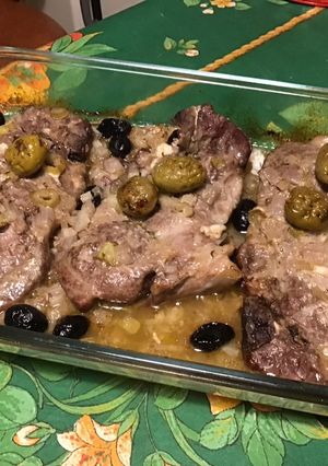 Une photo de Côtes de porc aux olives bicolores et échalotes