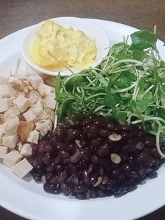 รูปของ สลัดอกไก่อบชานอ้อย,ผักต้นอ่อน,ถั่วเหลืองผิวดำ- คีโต