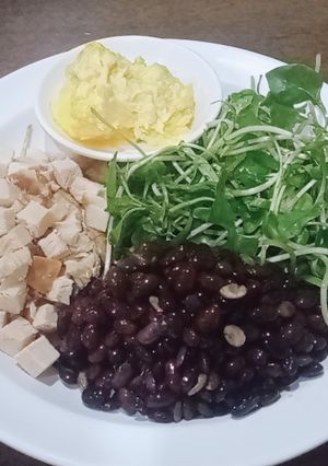 รูปของ สลัดอกไก่อบชานอ้อย,ผักต้นอ่อน,ถั่วเหลืองผิวดำ- คีโต