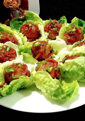 รูปของ มีทบอล/พอร์คบอลในถ้วยผักกาดโรเมน STICKY MEATBALL (PORKBALLS) ROMAINE LETTUCE WRAPS