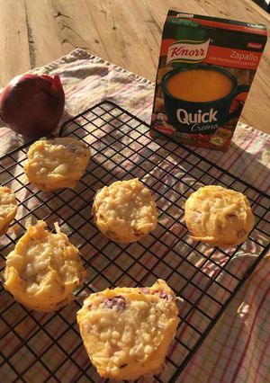 Una foto de Muffins con papa, queso y cebolla