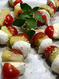 Una foto de Pintxitos papa, cherry y mozzarella con pesto y semillas de sésamo