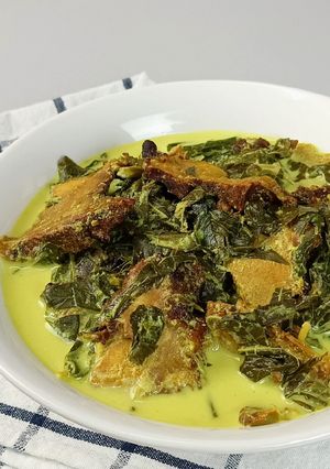 Gambar Masak Lemak Cili Padi Pucuk Ubi Kayu dengan Daging Salai