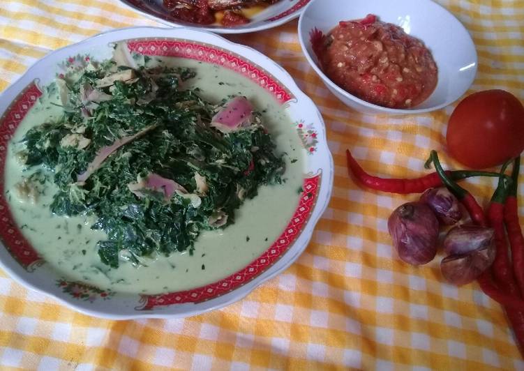 makanan Gulai daun ubi tumbuk pakai ikan limbat sale khas Tapsel Jadi, Enak