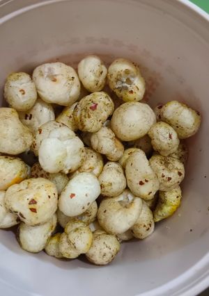 रोस्टेड मखाने (Roasted Makhane recipe in Hindi) रेसिपी मुख्य फोटो