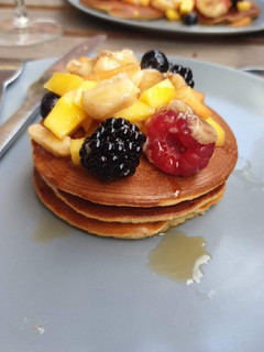 Una foto de Pancakes con fruta