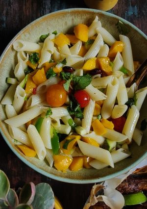ম্যাঙ্গো পাস্তা স্যালাড (mango pasta salad recipe in Bengali) রেসিপির প্রধান ছবি