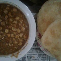 A picture of Bhature chhole.