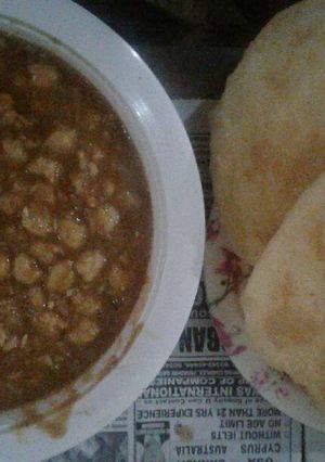 A picture of Bhature chhole.