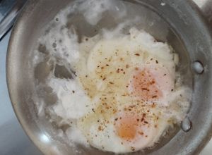 Una foto de Huevos escaldados con chile