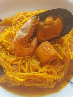 Una foto de Fideos a la marinera con fondo casero🦐🎣