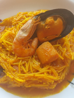 Una foto de Fideos a la marinera con fondo casero🦐🎣