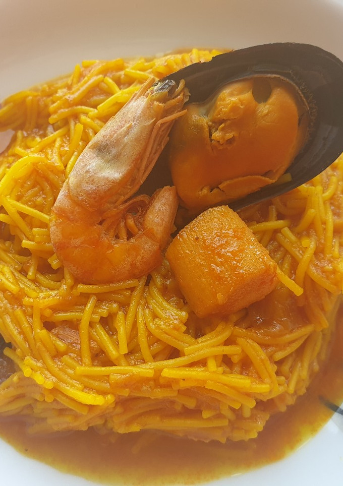 Una foto de Fideos a la marinera con fondo casero🦐🎣