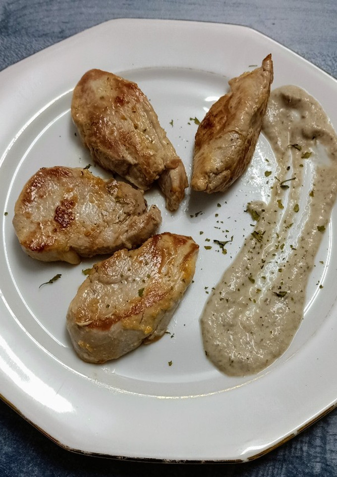 Una foto de Solomillo de cerdo con salsa de hongos