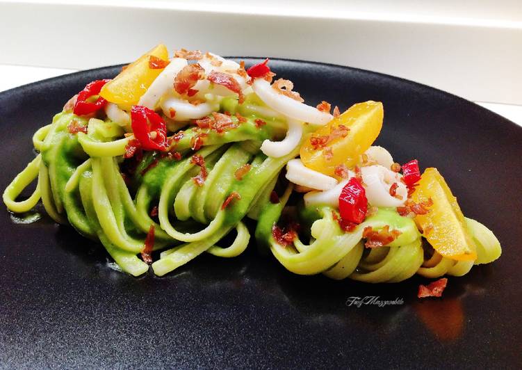 Linguine rigate con calamari e crema di piselli
