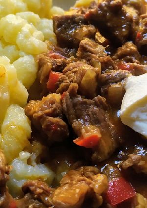 Una foto de Gulash o goulash con ñoquis