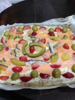 Una foto de Coca de salmón y fresas