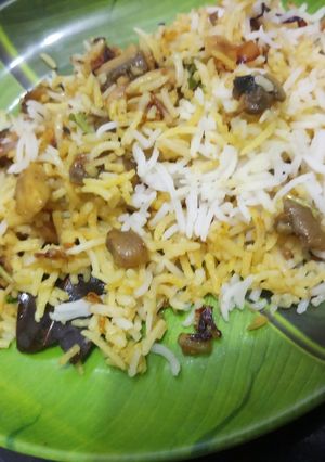 मशरूम बिर्याणी (Mushroom Biryani Recipe In Marathi) रेसिपी चे मुख्य फोटो 