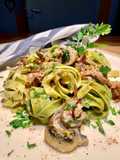 Stroh und Heu mit gebratenem Speck und Sahne Champignons (paglio e fieno)