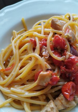 Foto di Spaghetti al tonno rosso, pistacchi e olive nere