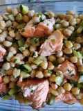 Garbanzos con salteado verduras y salmón fresco