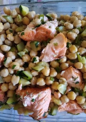 Una foto de Garbanzos con salteado verduras y salmón fresco