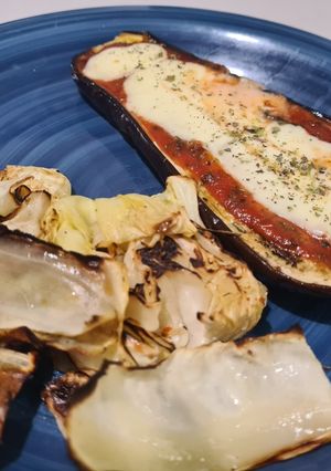Una foto de Berenjena a la napolitana con repollo al horno 🍆💜