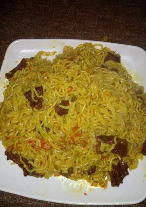 A picture of Indomie with suya.
