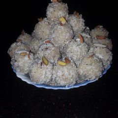 A picture of Coconut ladoos...