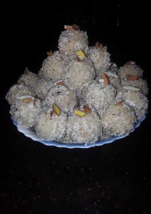 A picture of Coconut ladoos...