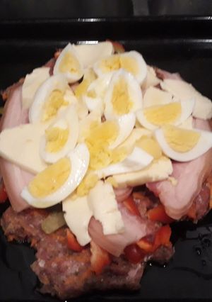 Una foto de Pan de carne con panceta y huevos