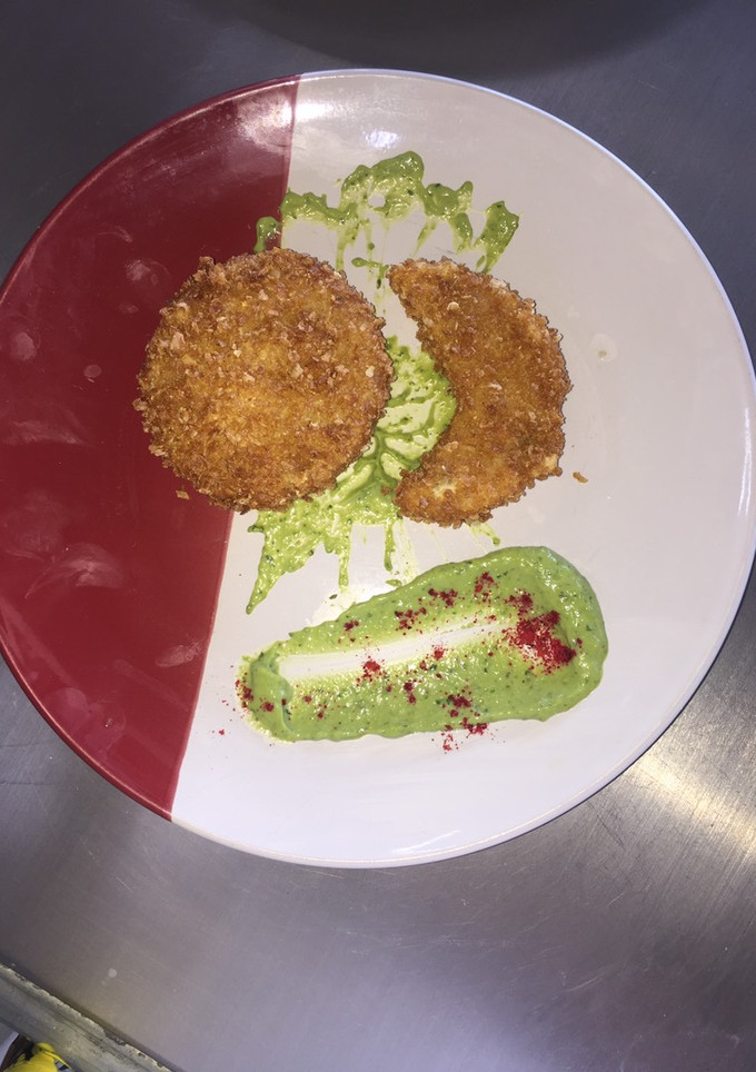 Una foto de Pomme croquette con guacamole
