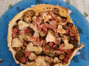 Una foto di pasta funghi prosciutto cotto