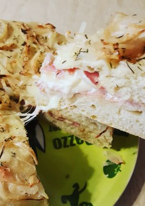 Foto di Focaccione alle cipolle con prosciutto crudo e stracchino
