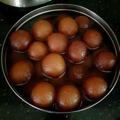 A picture of Gulab jamun.
