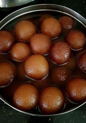 A picture of Gulab jamun.