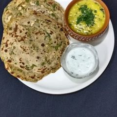 A picture of Garlic chilli paratha.