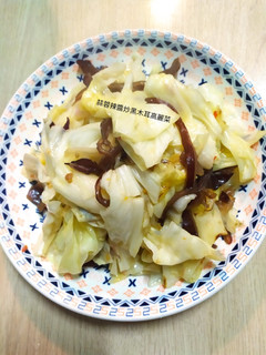 蒜蓉辣醬炒黑木耳高麗菜 的食譜成品照片