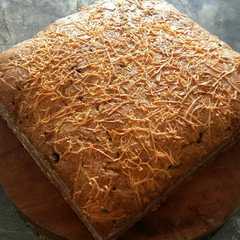 A picture of Banana bread dg topping keju.