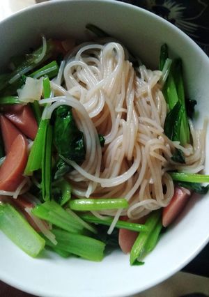 Hình của món Mì xào cải xúc xích.