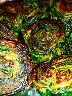 A picture of Arbi leaves pakoda/ fritters.